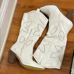 Never worn women’s fashion cowboy boots